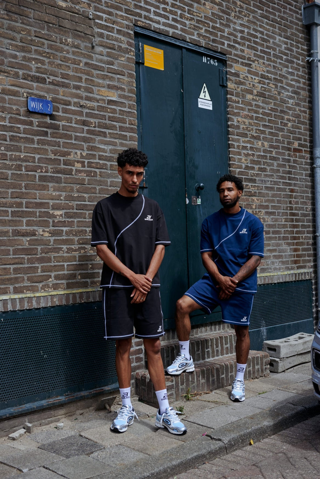 CONTRAST STITCH T-SHIRT | BLACK / WHITE