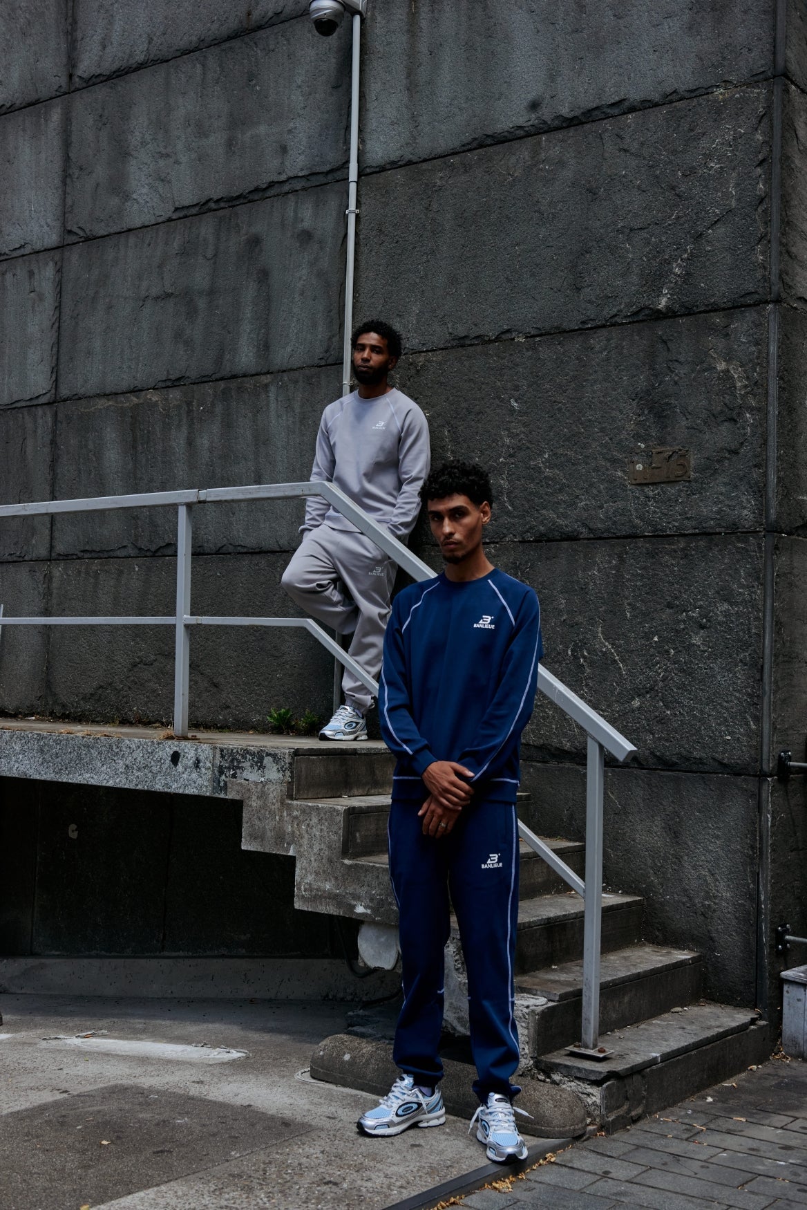 CONTRAST STITCH SWEATER | ALLOY GREY / WHITE